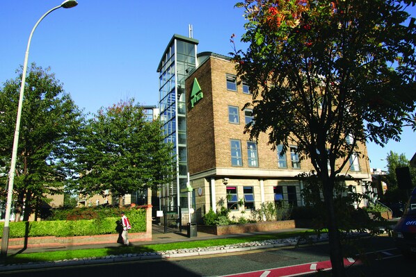 Front of property - YHA London Thameside - Hostel (London)