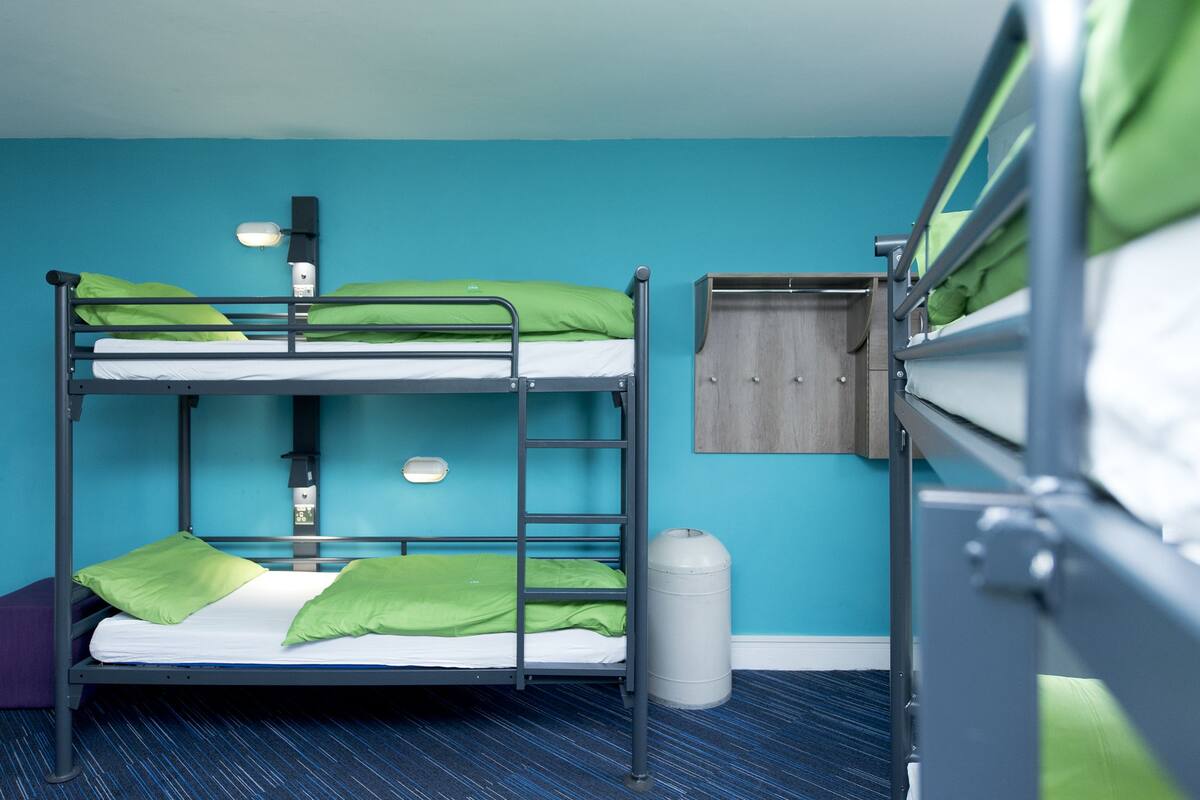 Room (5 Bed Double Private Ensuite) | In-room safe, blackout drapes