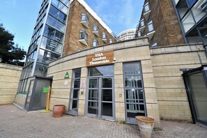 Front of property - YHA London Thameside - Hostel (London)