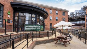 A café with outdoor seating and a sign offering unlimited breakfast for £9.95. - YHA Manchester - Hostel (Manchester)