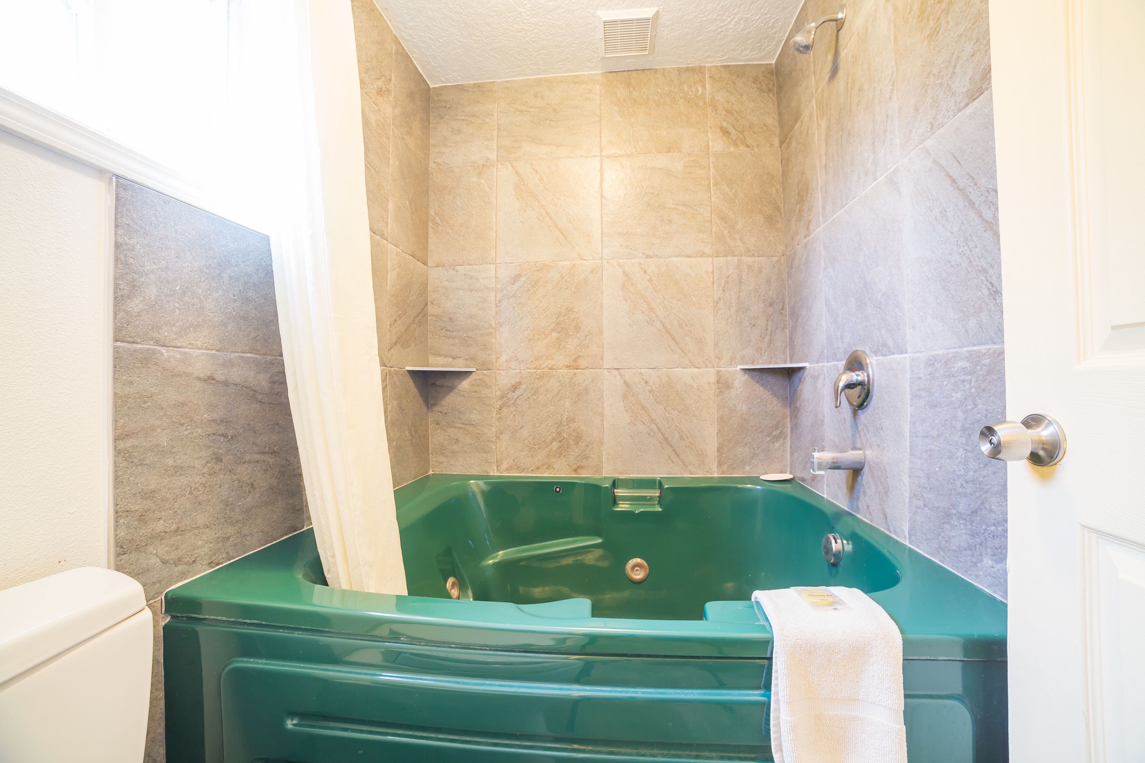 economy room, 1 queen bed, refrigerator | deep-soaking bathtub