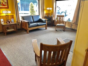Lobby sitting area - Home Hotel Lava Hot Springs (Lava Hot Springs)