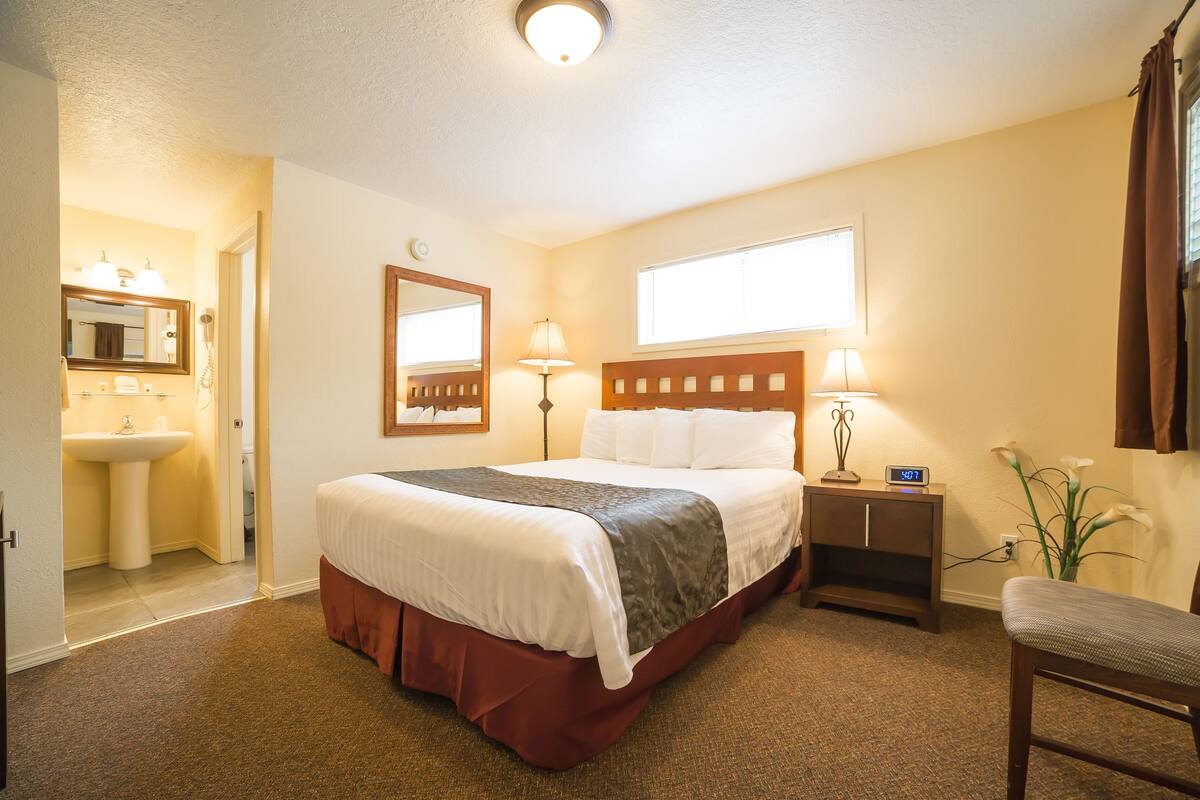 Economy Room, 1 Queen Bed, Refrigerator | Blackout drapes, iron/ironing board (on request), WiFi (free)