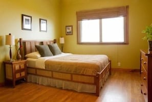 Desk, iron/ironing board, free WiFi - Ka'awaloa Plantation Bed & Breakfast (Captain Cook)
