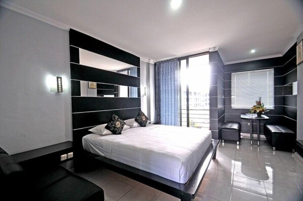 セーフティボックス (室内)、デスク、可動式ベッド