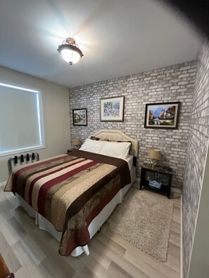 Standard Room, 1 Queen Bed | Individually decorated, individually furnished, iron/ironing board - Honeycomb Bed & Breakfast (Onanole)