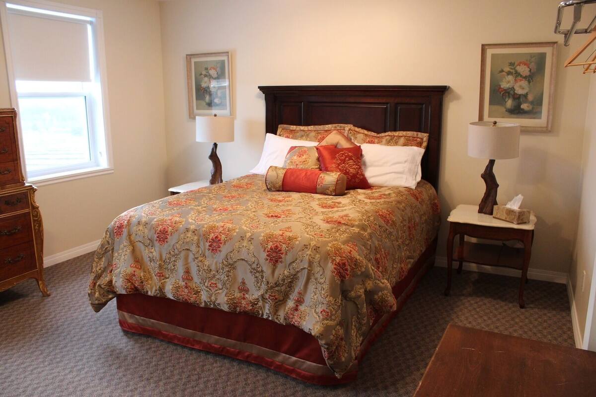Superior Room, 1 Queen Bed | Iron/ironing board (on request), individually decorated