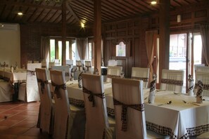 บริการอาหารเช้า อาหารกลางวัน อาหารเย็น, อาหารอินโดนีเซีย