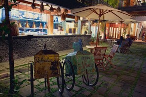 Breakfast, lunch, dinner served; Indonesian cuisine 