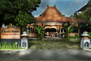 Exterior - Omah Sinten Heritage Hotel & Resto (Surakarta)