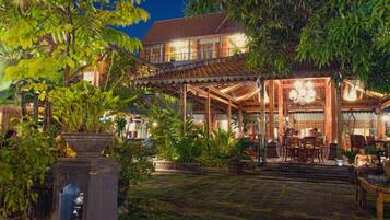 Melayani sarapan, makan siang, makan malam; sajian masakan Indonesia