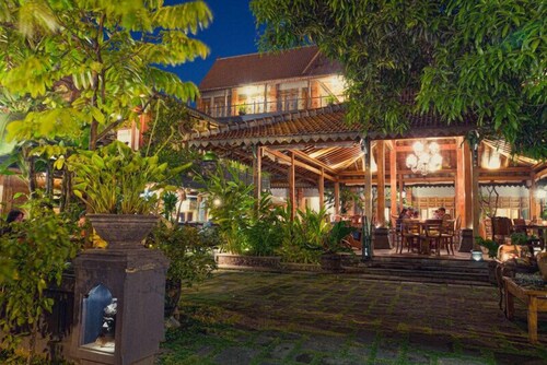 Omah Sinten Heritage Hotel & Resto