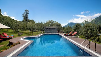 Piscina all'aperto, ombrelloni da piscina, lettini