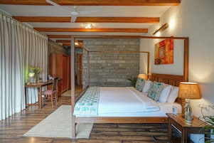 Deluxe Garden & Mountain View | Premium bedding, in-room safe, desk, blackout drapes