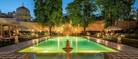 Alberca al aire libre, acceso de 07:00 a 19:00, y camastros