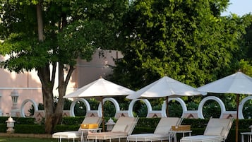 Una piscina al aire libre (de 07:00 a 19:00), tumbonas
