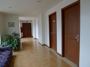 Hallway - Hotel Cosmopolitan (Baguio)