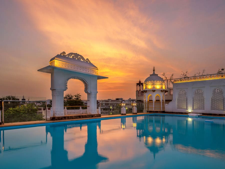 Una piscina al aire libre