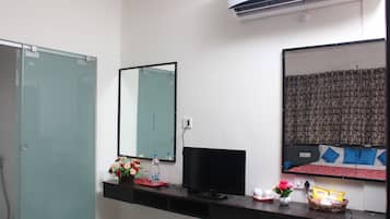 Deluxe King Suite | Premium bedding, in-room safe, desk, free WiFi