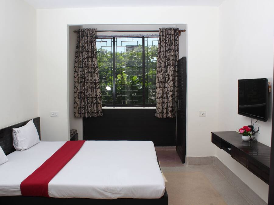 Ropa de cama de alta calidad y caja de seguridad en la habitación