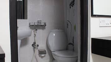 King Room | Bathroom | Shower, free toiletries, towels