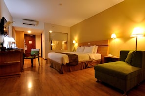 Executive Room, Balcony | 1 bedroom, premium bedding, in-room safe, desk