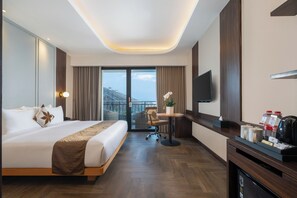 Premiere Suite | Premium bedding, in-room safe, desk, soundproofing - Merapi Merbabu Hotel Yogyakarta Powered by Archipelago (Depok)