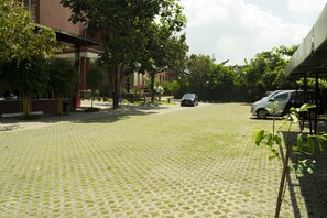 Free self parking - Merapi Merbabu Hotel Yogyakarta Powered by Archipelago (Depok)