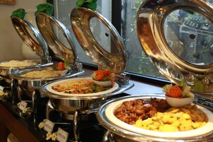 Se ofrece un desayuno bufé todos los días (por un coste adicional)