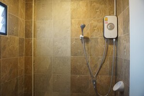 标准双人房 (with Air-con) | 浴室 | 淋浴设施、免费洗浴用品、毛巾