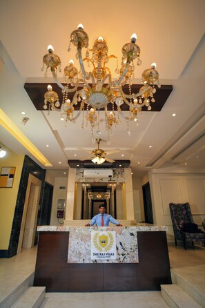 ฝ่ายต้อนรับ