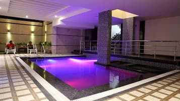 Una piscina cubierta