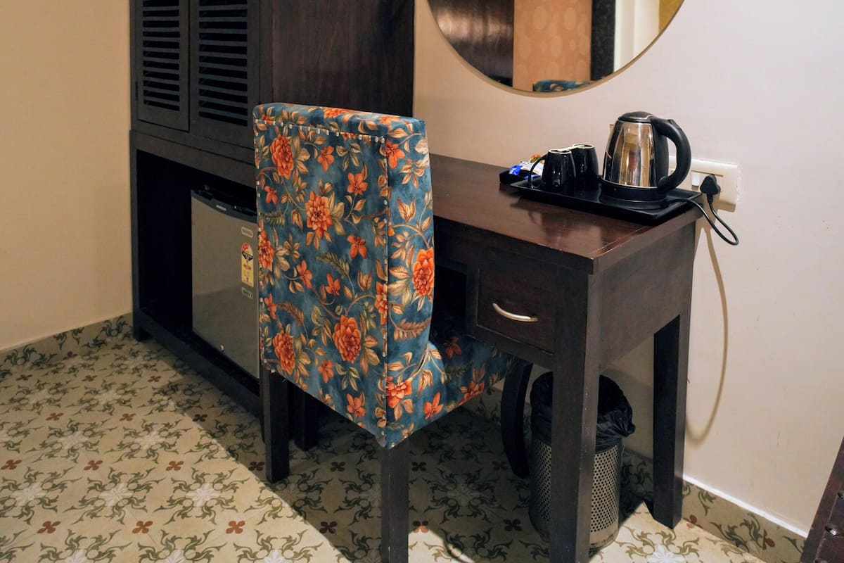 Classic Deluxe Room | Minibar, in-room safe, desk, blackout curtains