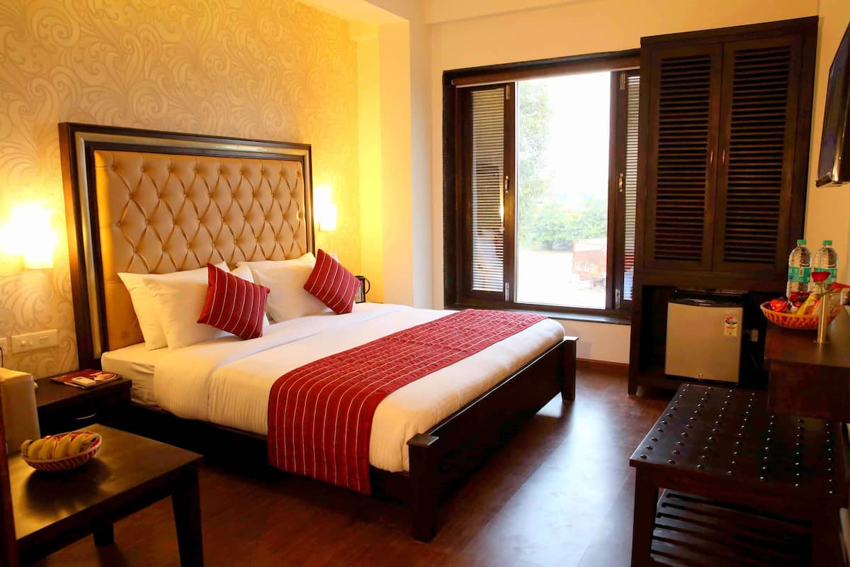 Classic Deluxe Room | Minibar, in-room safe, desk, blackout drapes