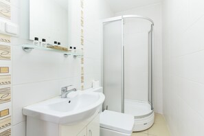 Chambre avec lits jumeaux | Salle de bain | Douche, sèche-cheveux