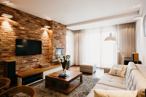 Leilighet – deluxe, 1 soverom | Oppholdsrom | LCD-TV