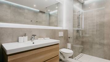 Deluxe Apartment, 1 Bedroom | Bathroom | Free toiletries, hair dryer, towels