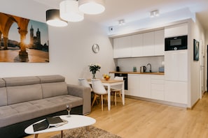 Full-sized fridge, microwave, oven, stovetop