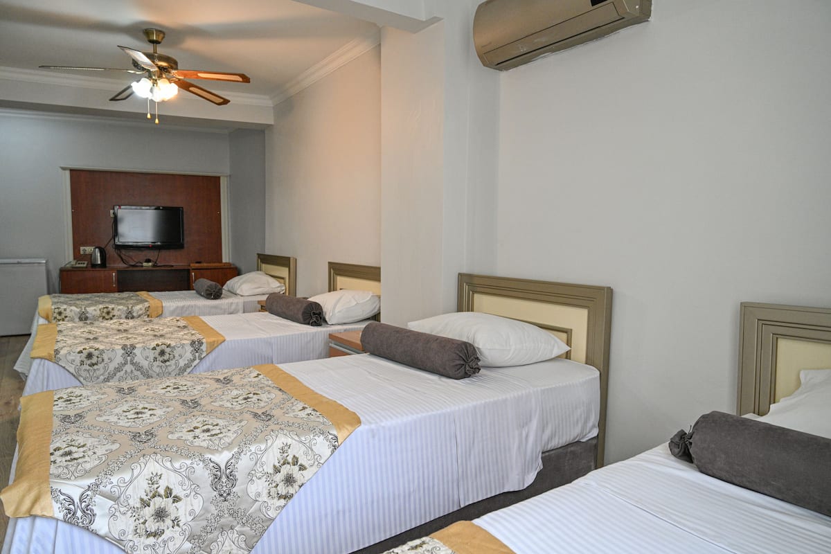 Family Room 6 People | In-room safe, soundproofing, WiFi (free), bed sheets