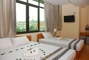 Minibar, in-room safe, desk, blackout drapes - Pleasure View Hotel (Yangon)