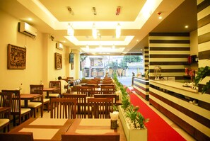 Breakfast, lunch and dinner served - Pleasure View Hotel (Yangon)