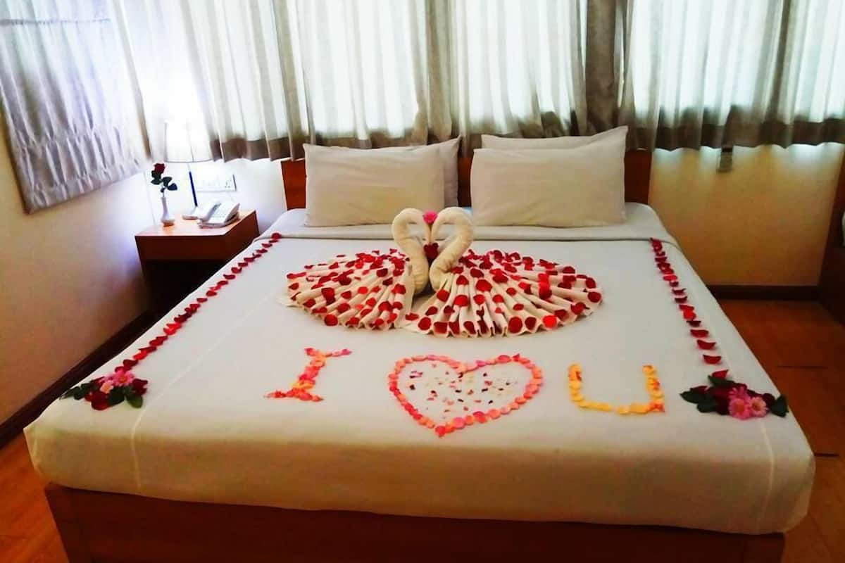 ห้องดีลักซ์ | มินิบาร์, ตู้นิรภัยในห้องพัก, โต๊ะทำงาน, ผ้าม่านกันแสง