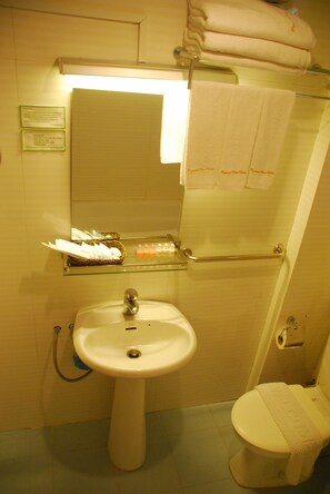 Bathroom - Pleasure View Hotel (Yangon)