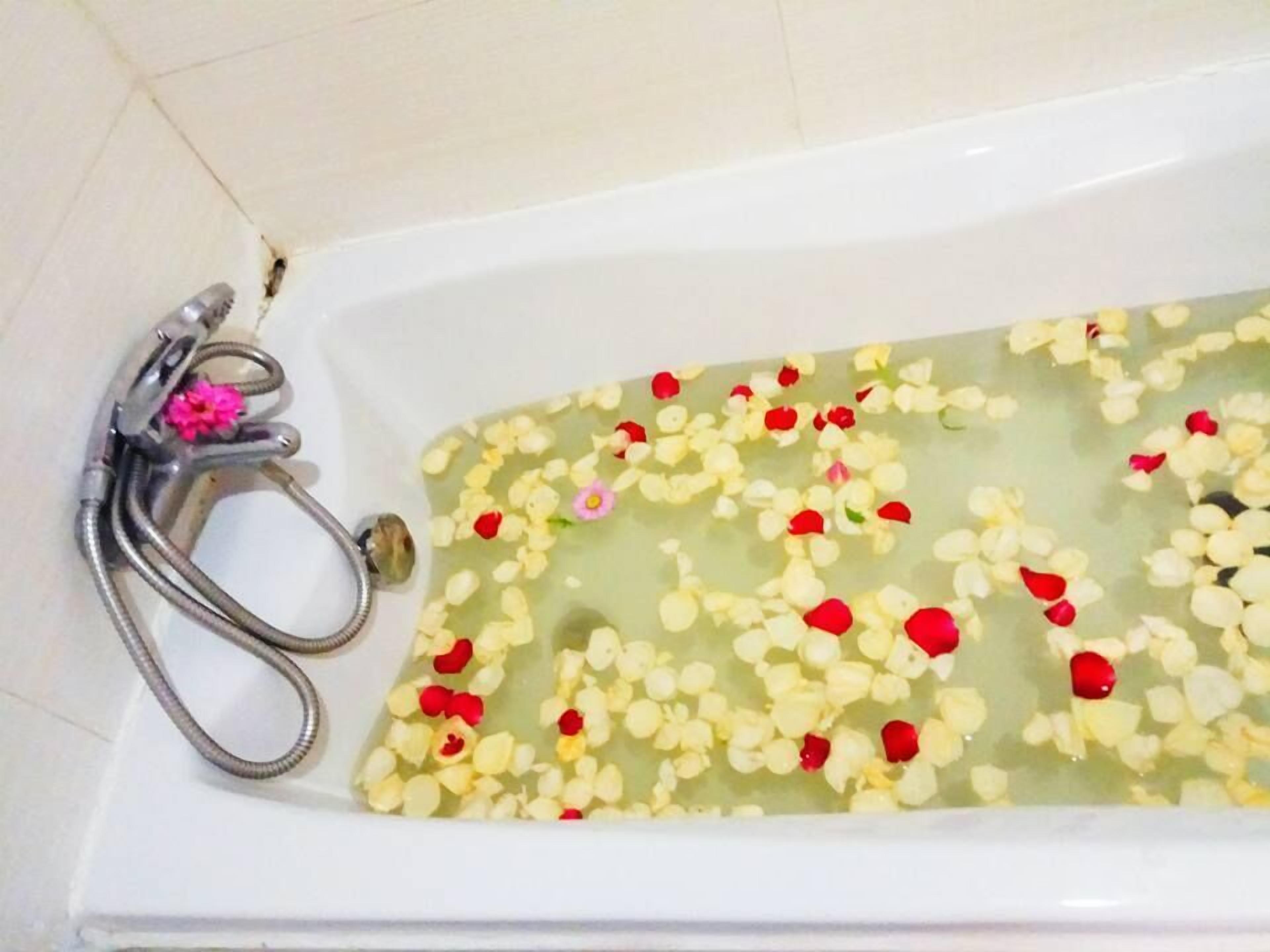 deluxe room | bathroom | shower, free toiletries, hair dryer, slippers