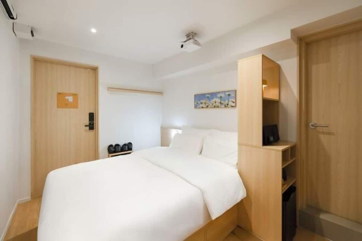 In-room safe, soundproofing, free WiFi, bed sheets
