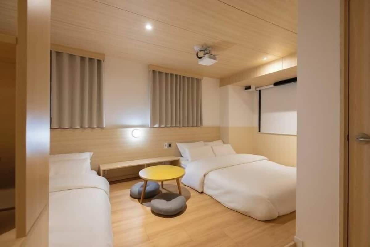 In-room safe, soundproofing, free WiFi, bed sheets