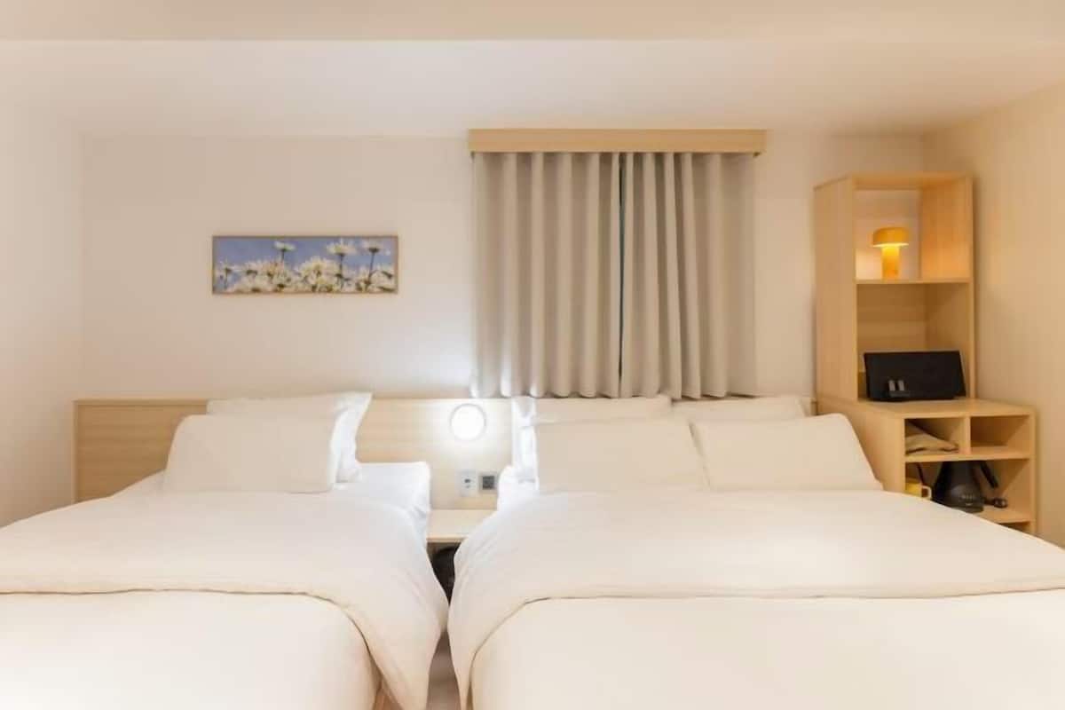 In-room safe, soundproofing, free WiFi, bed sheets