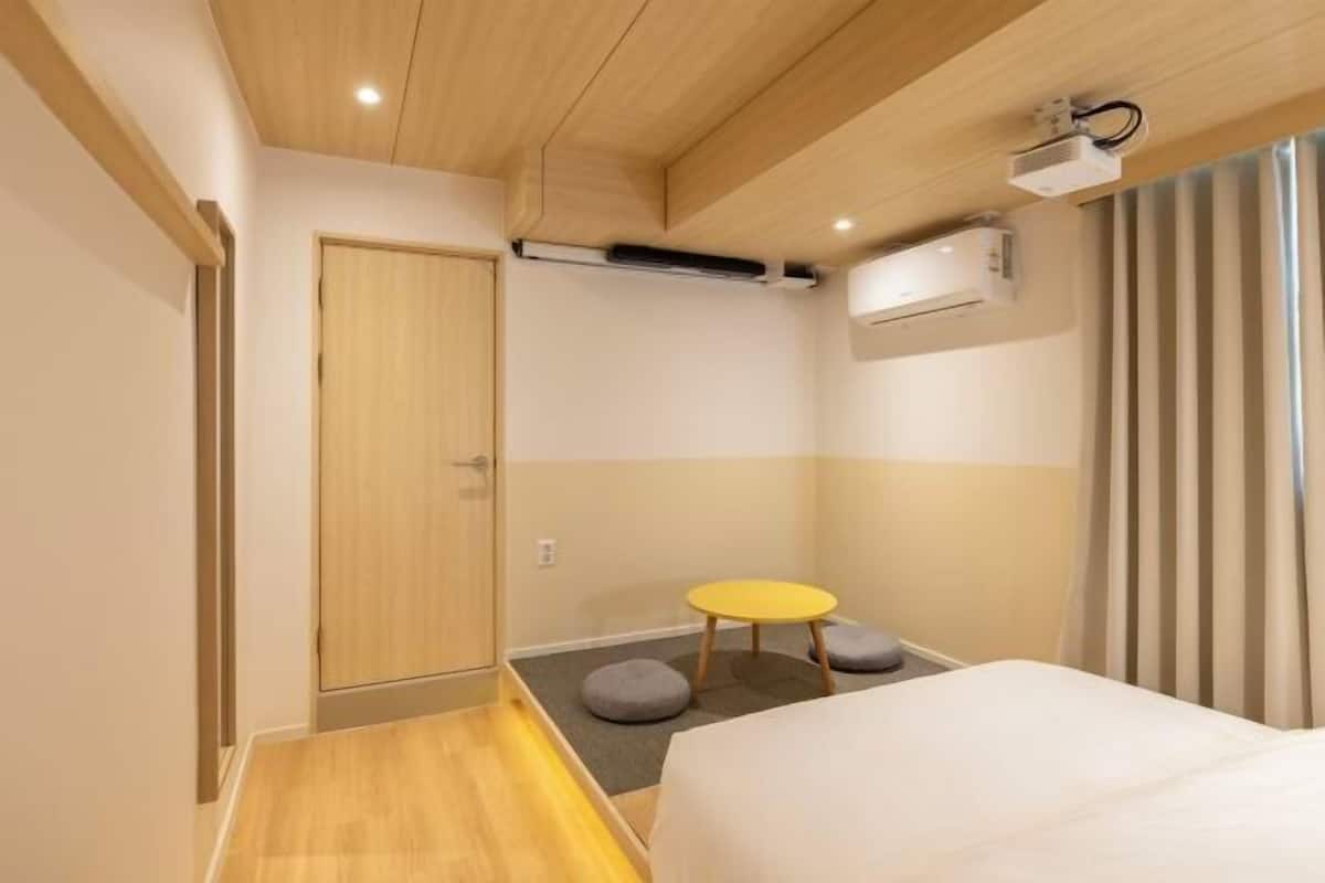 In-room safe, soundproofing, free WiFi, bed sheets