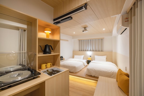 خزنة داخل الغرفة وتجهيزات عازلة للصوت وواي فاي مجانًا وملاءات أسرّة