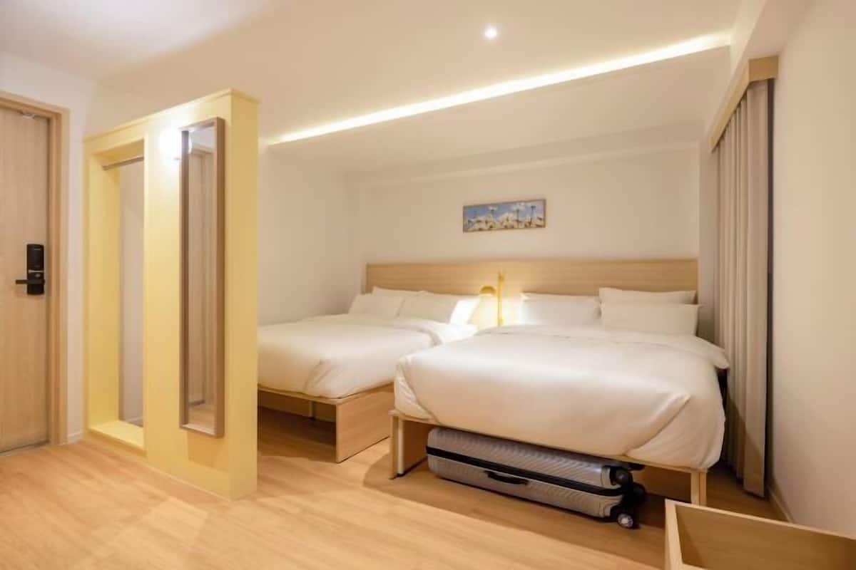In-room safe, soundproofing, free WiFi, bed sheets